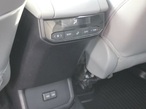 Used 2024 Toyota Highlander XLE AWD/4WD image 25