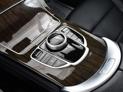 Used 2018 Mercedes-Benz GLC 300 4MATIC image 30