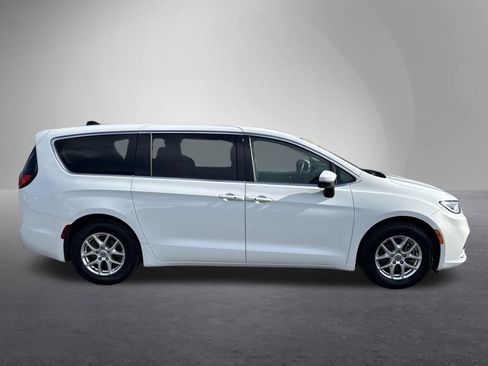 Used 2023 Chrysler Pacifica Touring-L FWD image 2