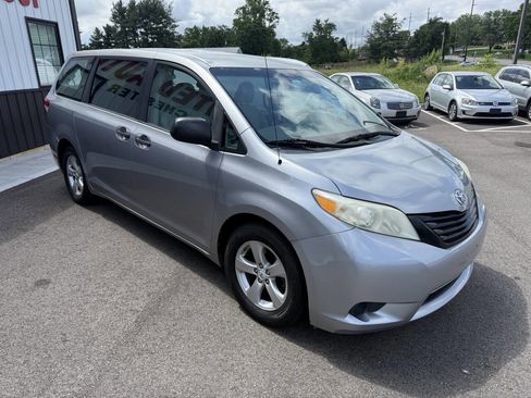 Used 2011 Toyota Sienna FWD image 5