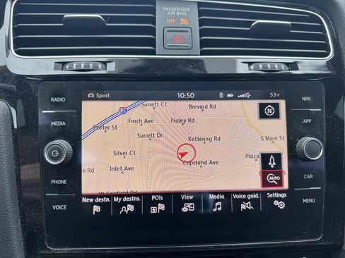 Used 2018 Volkswagen Golf S image 32