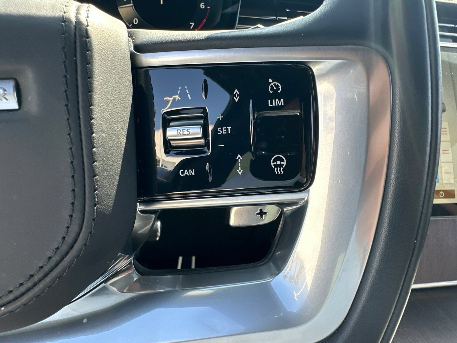 Certified 2025 Land Rover Range Rover SE AWD/4WD image 23