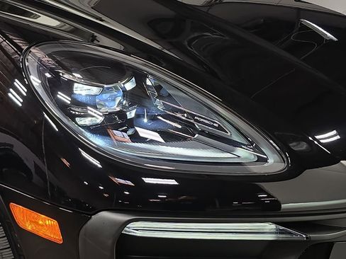 Certified 2025 Porsche Macan image 12