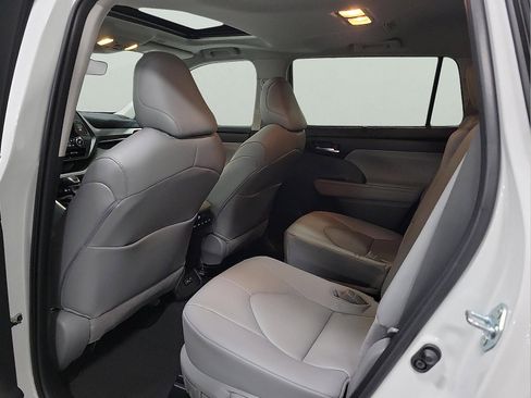 Certified 2024 Toyota Highlander XLE AWD/4WD image 9