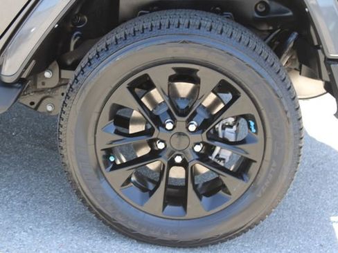Used 2022 Jeep Wrangler Unlimited Sahara w/ Cold Weather Group AWD/4WD image 7