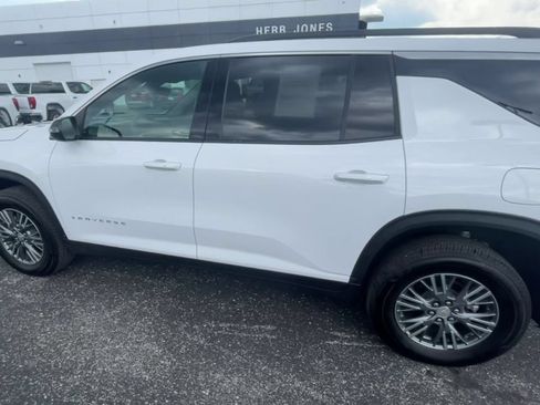 Used 2025 Chevrolet Traverse LT FWD image 7