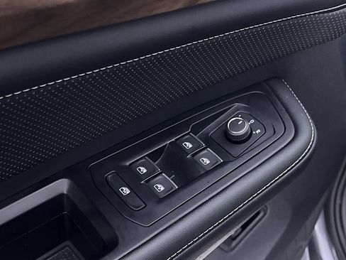 Used 2025 Volkswagen Atlas SE image 13