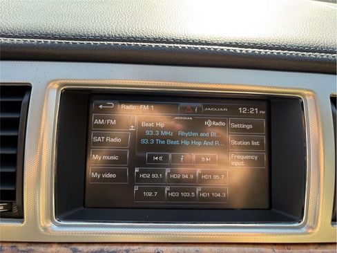Used 2015 Jaguar XF Premium RWD image 30