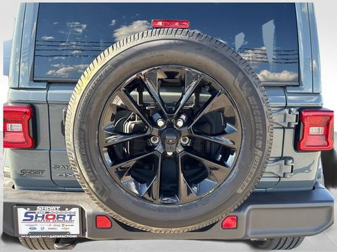 Used 2025 Jeep Wrangler Unlimited Sahara AWD/4WD image 14
