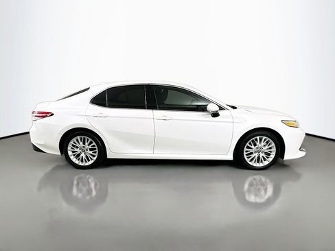 Used 2020 Toyota Camry XLE image 4