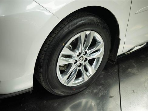 Used 2023 Toyota Sienna Limited AWD/4WD image 4