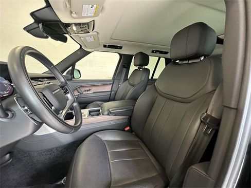 Used 2024 Land Rover Range Rover SE image 2