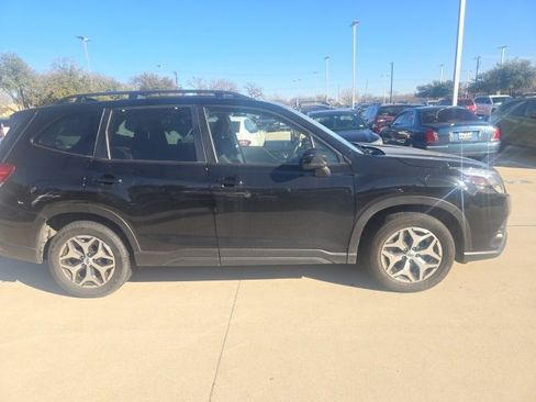 Used 2023 Subaru Forester Premium image 2