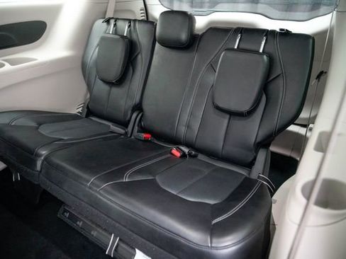 Used 2024 Chrysler Pacifica Touring-L image 26