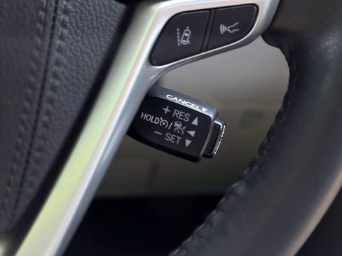 Used 2019 Toyota Highlander XLE AWD/4WD image 18