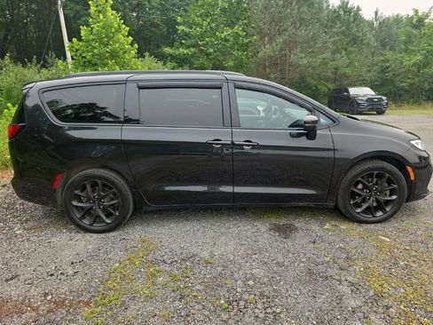 Used 2021 Chrysler Pacifica Limited w/ Uconnect Theater Family Group AWD/4WD image 2