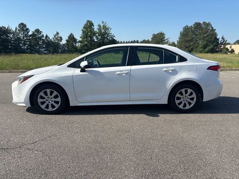Used 2023 Toyota Corolla LE FWD image 4