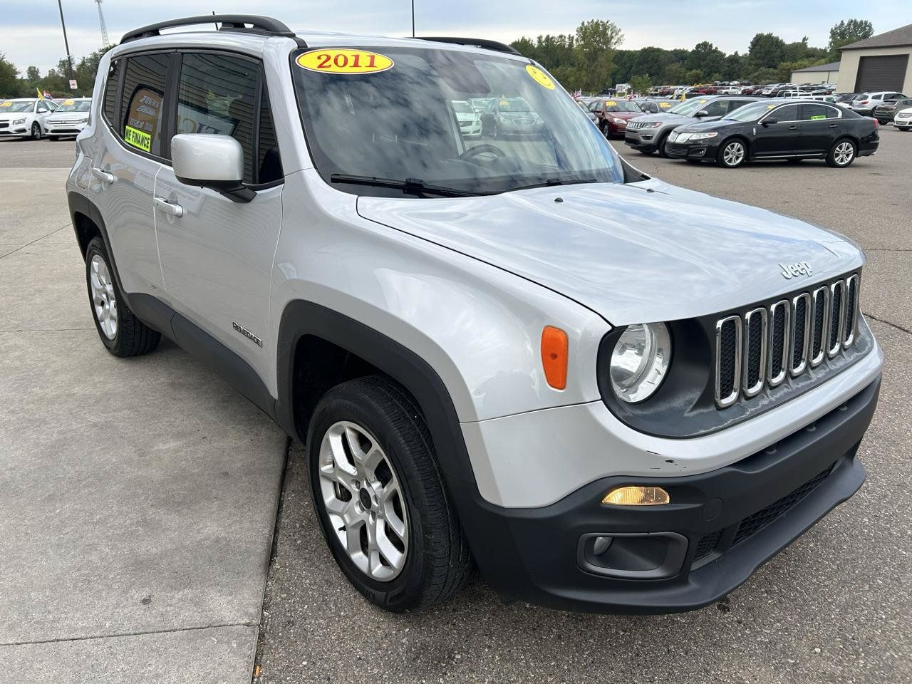Used 2017 Jeep Renegade Latitude w/ Cold Weather Group AWD/4WD image 3