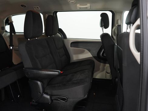 Used 2019 Dodge Grand Caravan SE FWD image 12
