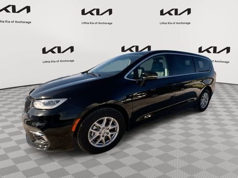 Used 2024 Chrysler Pacifica Touring-L image 1