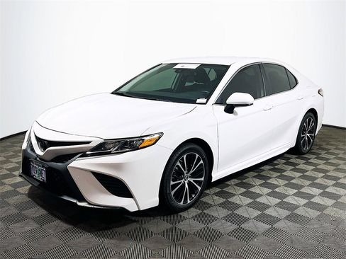Certified 2019 Toyota Camry SE image 4