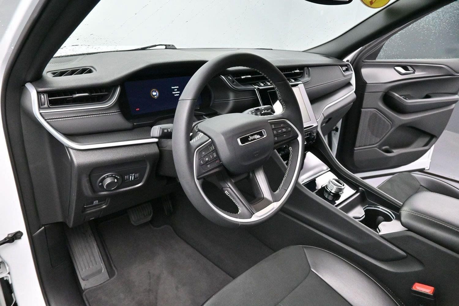 Used 2024 Jeep Grand Cherokee L Altitude AWD/4WD image 17