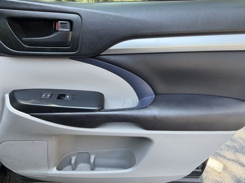 Used 2017 Toyota Highlander Plus FWD image 29