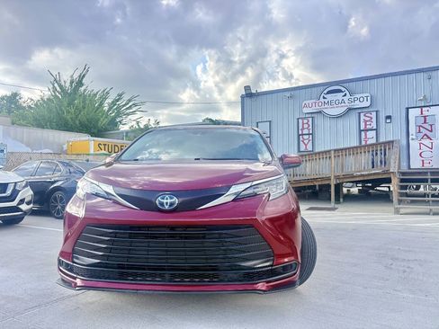 Used 2022 Toyota Sienna LE FWD image 2