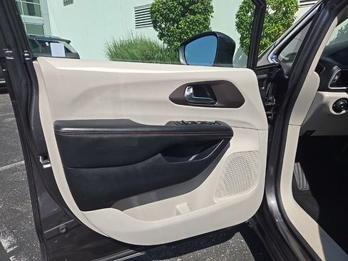 Used 2019 Chrysler Pacifica Touring-L FWD image 27
