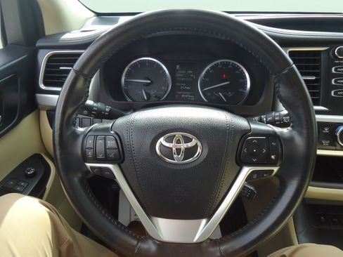 Used 2019 Toyota Highlander XLE AWD/4WD image 13