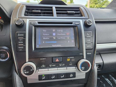 Used 2014 Toyota Camry SE w/ Moonroof Package FWD image 9