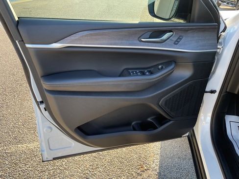 Used 2024 Jeep Grand Cherokee Limited w/ Black Appearance Package image 13