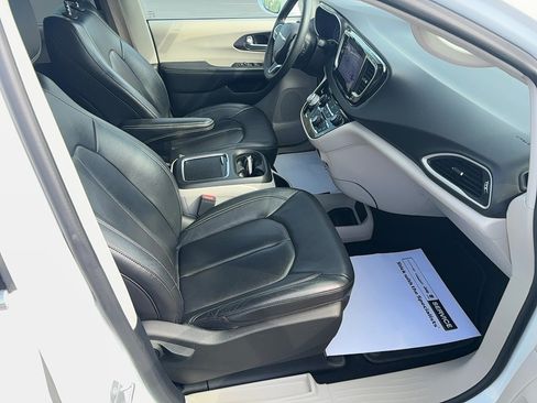 Used 2022 Chrysler Pacifica Touring-L FWD image 18