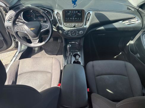 Used 2017 Chevrolet Malibu LT image 9
