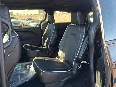 New 2026 Chrysler Pacifica Limited w/ S Appearance Package image 7