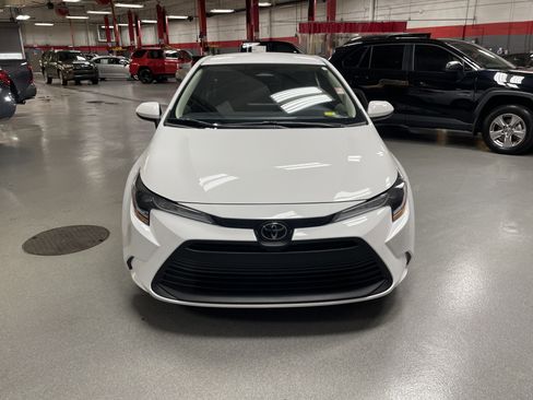 Used 2025 Toyota Corolla LE w/ Convenience Package image 5