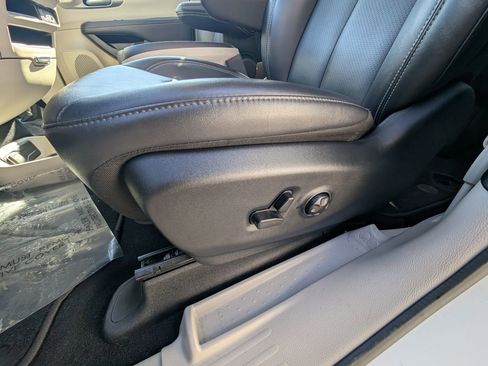 Used 2024 Chrysler Pacifica Touring-L image 14