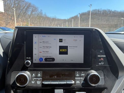 Used 2025 Toyota Highlander LE FWD image 20