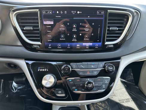 Used 2024 Chrysler Pacifica Touring-L FWD image 25