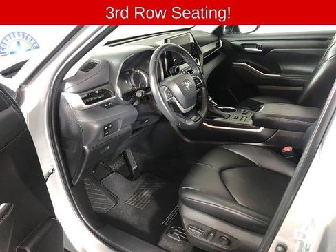 Used 2023 Toyota Highlander XLE AWD/4WD image 8
