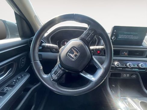 Used 2025 Honda Pilot Touring image 12
