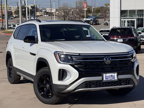 New 2026 Volkswagen Atlas Peak Edition image 2