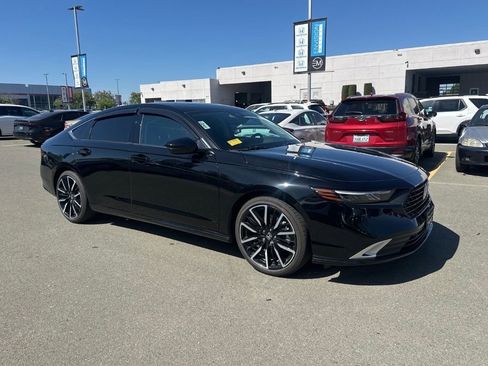 Used 2025 Honda Accord Touring image 2