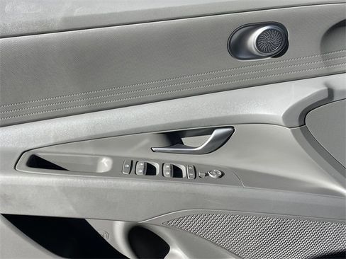 Used 2025 Hyundai Elantra SE image 21