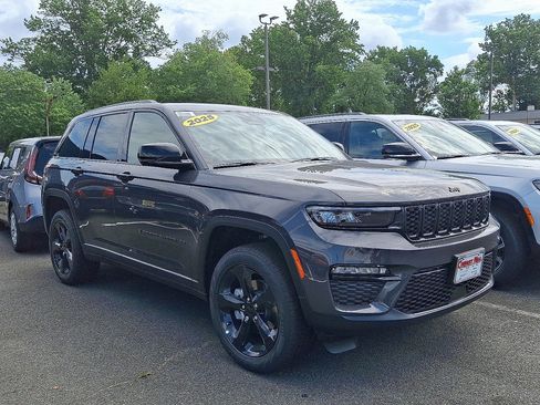 New 2025 Jeep Grand Cherokee Limited image 3