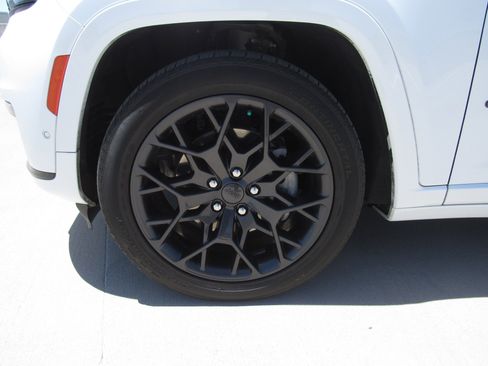 Used 2023 Jeep Grand Cherokee L Summit AWD/4WD image 4