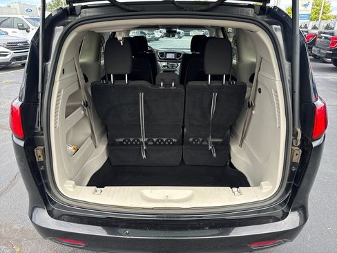 Used 2023 Chrysler Voyager LX FWD image 12
