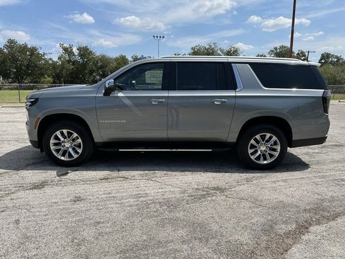 New 2026 Chevrolet Suburban Premier image 2