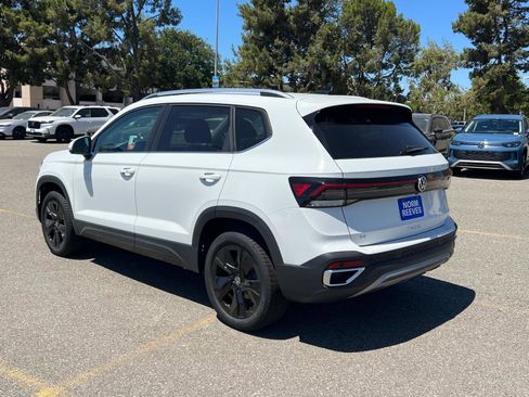 New 2025 Volkswagen Taos SE image 21