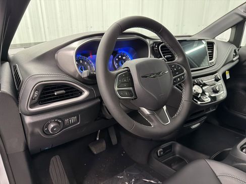 New 2026 Chrysler Pacifica Select image 16